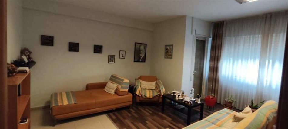 Tirane, shitet apartament 1+1 Kati 1, 71 m² 170.000 € (Godina Kristal Center)