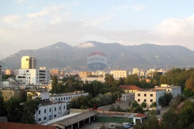 Tirane, shitet dyqan Kati 0, 66 m² 119.000 € (Qesarak)