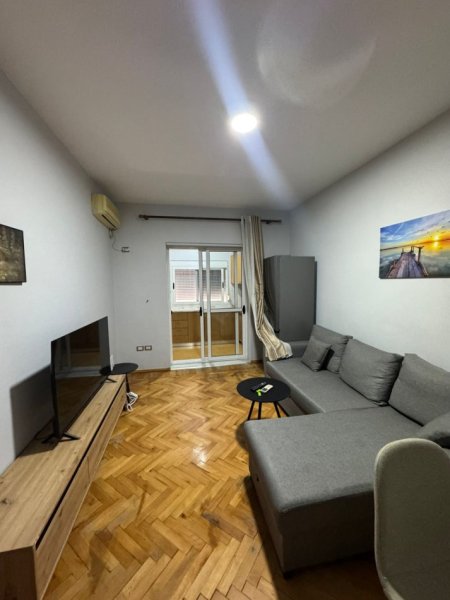 Tirane, jepet me qera apartament 1+1 Kati 4, 450 € (rruga e durresit , prane kafe flores)