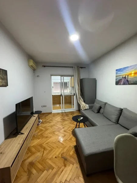Tirane, jepet me qera apartament 1+1 Kati 4, 450 € (rruga e durresit , prane kafe flores)