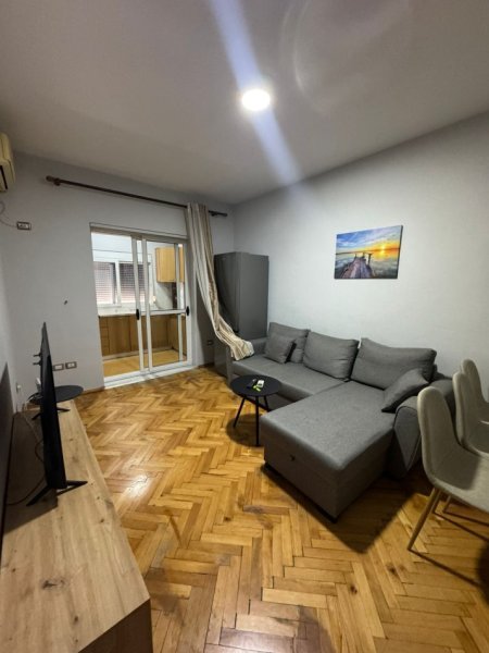 Tirane, jepet me qera apartament 1+1 Kati 4, 450 € (rruga e durresit , prane kafe flores)