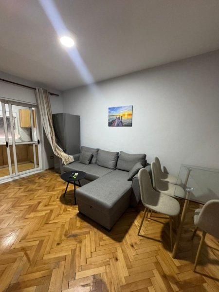 Tirane, jepet me qera apartament 1+1 Kati 4, 450 € (rruga e durresit , prane kafe flores)
