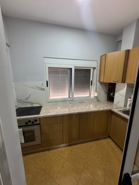 Tirane, jepet me qera apartament 1+1 Kati 4, 450 € (rruga e durresit , prane kafe flores)