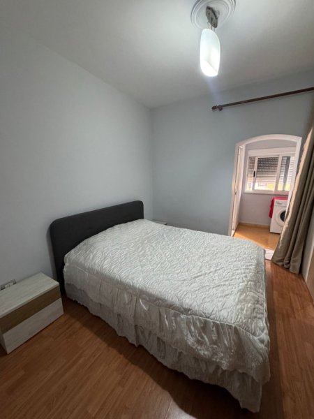 Tirane, jepet me qera apartament 1+1 Kati 4, 450 € (rruga e durresit , prane kafe flores)