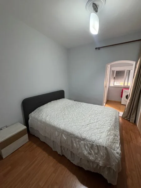 Tirane, jepet me qera apartament 1+1 Kati 4, 450 € (rruga e durresit , prane kafe flores)