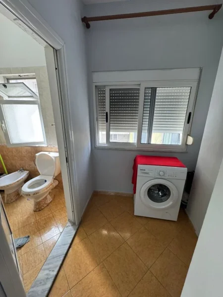 Tirane, jepet me qera apartament 1+1 Kati 4, 450 € (rruga e durresit , prane kafe flores)