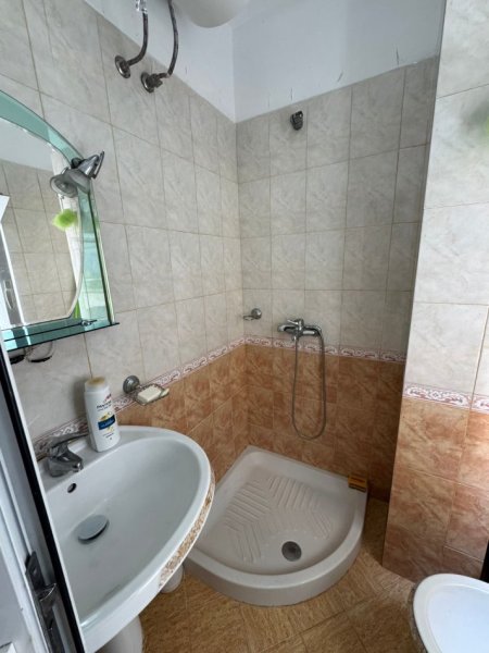 Tirane, jepet me qera apartament 1+1 Kati 4, 450 € (rruga e durresit , prane kafe flores)