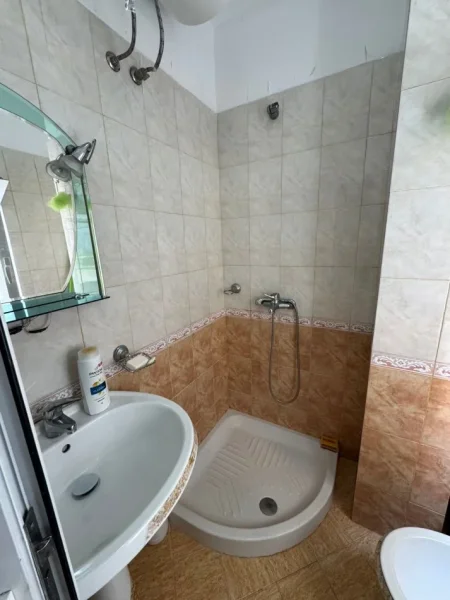 Tirane, jepet me qera apartament 1+1 Kati 4, 450 € (rruga e durresit , prane kafe flores)