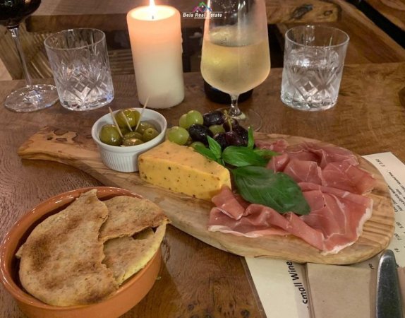 Tirane, jepet me qera ambjent biznesi Kati 0, 256 m² 1.500 € (Rruga Abdi Toptani)