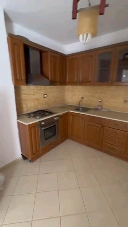 Tirane, jepet me qera apartament 1+1+Ballkon Kati 4, 65 m² 450 € (RRUGA E DIBRES)