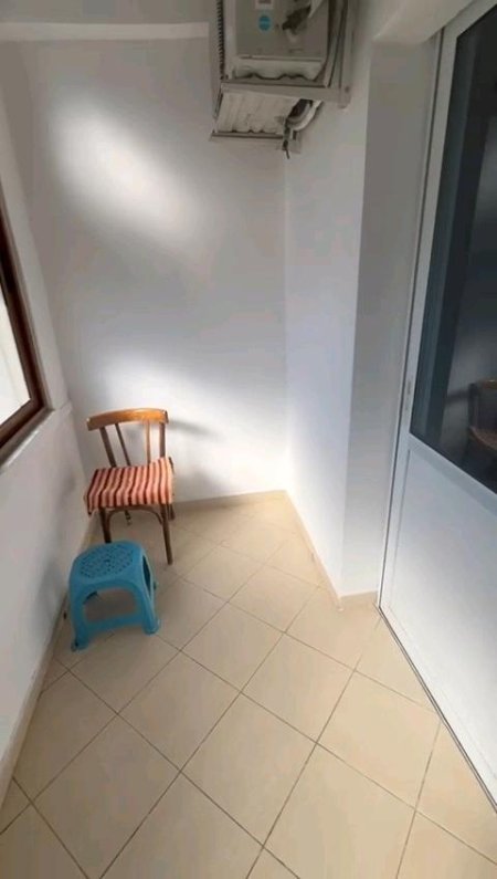 Tirane, jepet me qera apartament 1+1+Ballkon Kati 4, 65 m² 450 € (RRUGA E DIBRES)