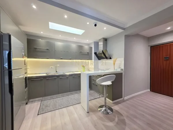 Tirane, jepet me qera apartament 2+1 Kati 6, 120 m² 1.500 € (Bllok)