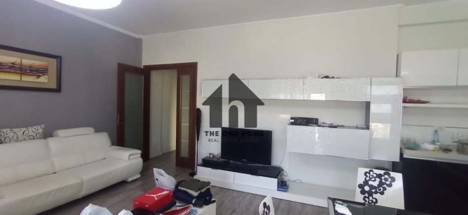 Tirane, jepet me qera apartament 2+1+Ballkon Kati 6, 105 m² 700 € (Liqeni That)