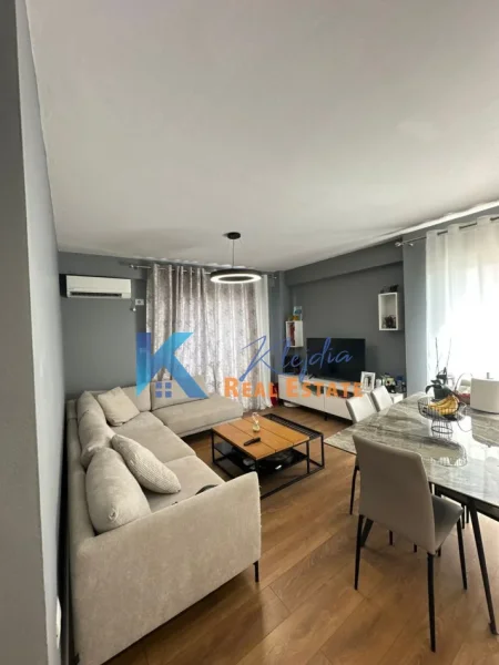 Tirane, jap me qera apartament 2+1+Ballkon Kati 6, 90 m² 800 € (Rruga Jordan Misja, Kompleksi Gener 2)