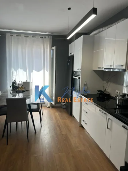 Tirane, jap me qera apartament 2+1+Ballkon Kati 6, 90 m² 800 € (Rruga Jordan Misja, Kompleksi Gener 2)