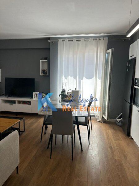 Tirane, jap me qera apartament 2+1+Ballkon Kati 6, 90 m² 800 € (Rruga Jordan Misja, Kompleksi Gener 2)