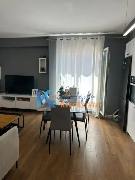 Tirane, jap me qera apartament 2+1+Ballkon Kati 6, 90 m² 800 € (Rruga Jordan Misja, Kompleksi Gener 2)