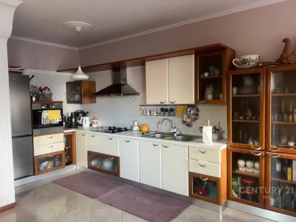 Tirane, jepet me qera apartament 2+1+Aneks+Ballkon Kati 3, 120 m² 1.200 € (Komuna Parisit)