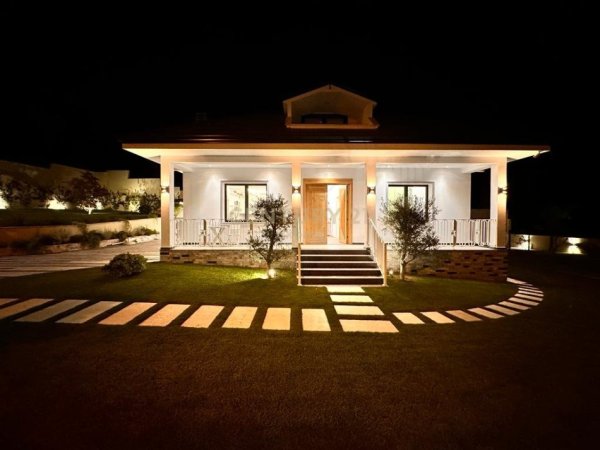 Tirane, jepet me qera Vile 1 Katshe Kati 1, 200 m² 2.500 € (Mullet)