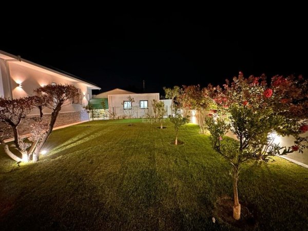 Tirane, jepet me qera Vile 1 Katshe Kati 1, 200 m² 2.500 € (Mullet)