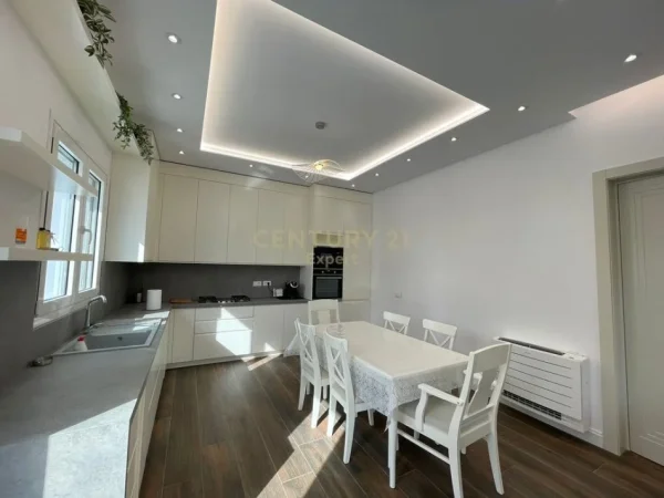 Tirane, jepet me qera Vile 1 Katshe Kati 1, 200 m² 2.500 € (Mullet)