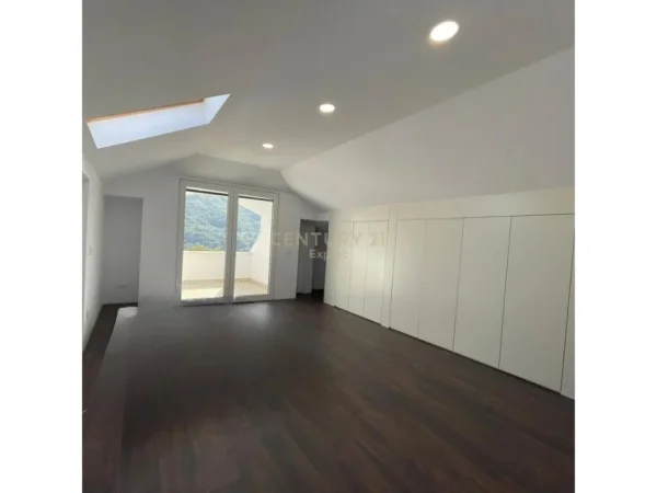 Tirane, jepet me qera Vile 1 Katshe Kati 1, 200 m² 2.500 € (Mullet)