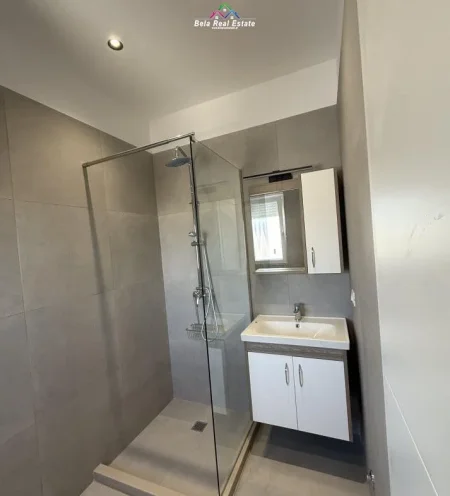 Tirane, jepet me qera apartament 2+1+Ballkon Kati 7, 86 m² 650 € (prane zgares 5 Maji)