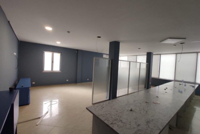Tirane, jepet me qera ambjent biznesi Kati 2, 220 m² 2.000 € (Farmacia 10)