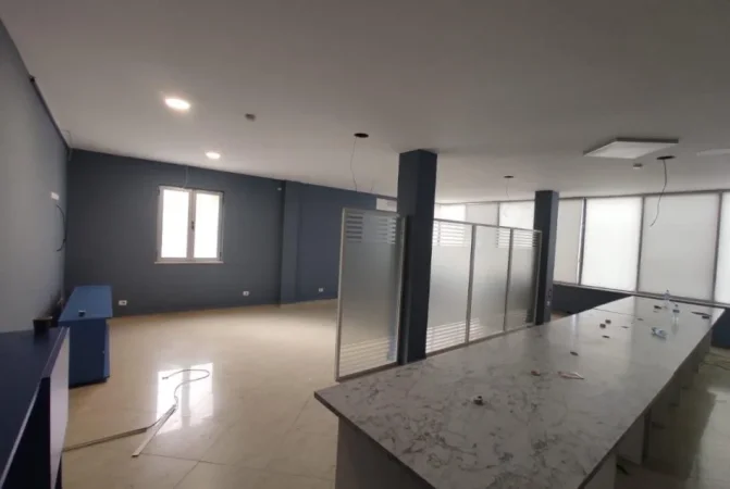 Tirane, jepet me qera ambjent biznesi Kati 2, 220 m² 2.000 € (Farmacia 10)
