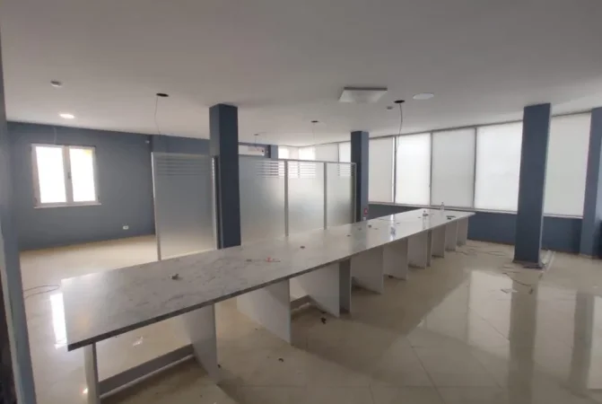 Tirane, jepet me qera ambjent biznesi Kati 2, 220 m² 2.000 € (Farmacia 10)