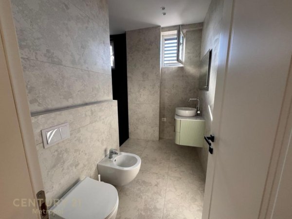 Tirane, jepet me qera apartament 2+1+Aneks+Ballkon Kati 5, 99 m² 1.100 € (Shkolla e Kuqe)