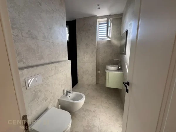 Tirane, jepet me qera apartament 2+1+Aneks+Ballkon Kati 5, 99 m² 1.100 € (Shkolla e Kuqe)