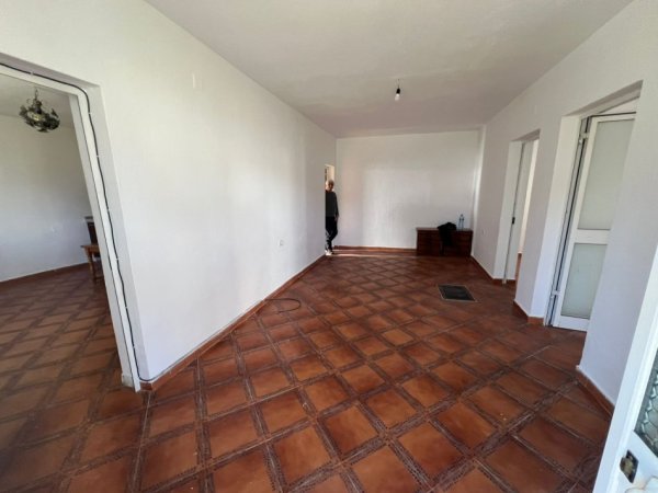 Tirane, jepet me qera apartament 2+1 Kati 1, 360 € 