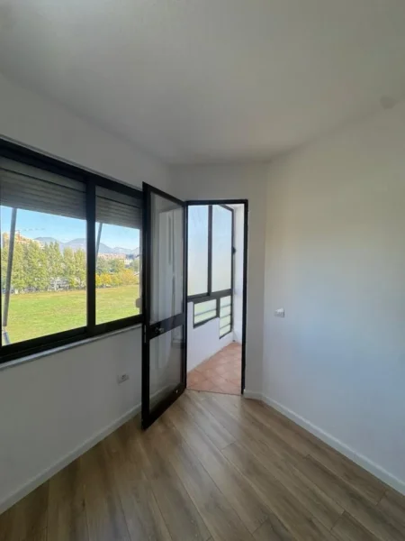 Tirane, shes apartament 2+1+Ballkon Kati 5, 81 m² 165.000 € (FUSHA AVIACIONIT)