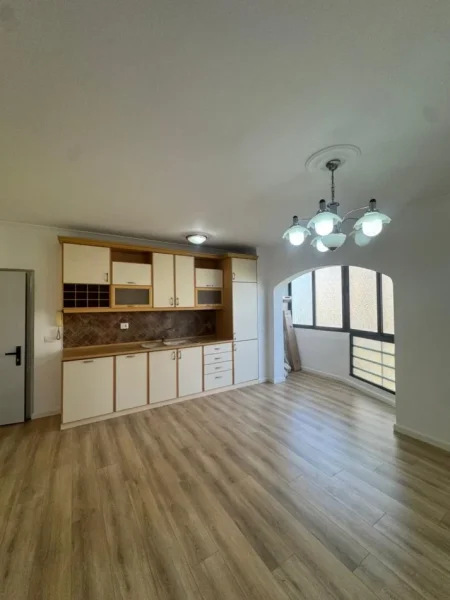 Tirane, shes apartament 2+1+Ballkon Kati 5, 81 m² 165.000 € (FUSHA AVIACIONIT)