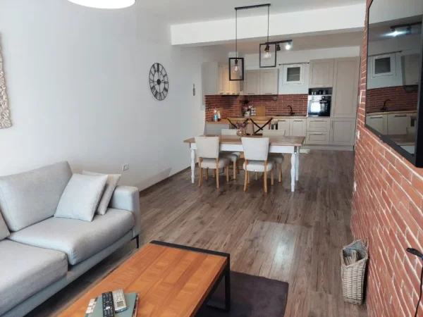 Tirane, jepet me qera apartament 2+1 Kati 2, 100 m² 800 € (KODRA DIELLIT)