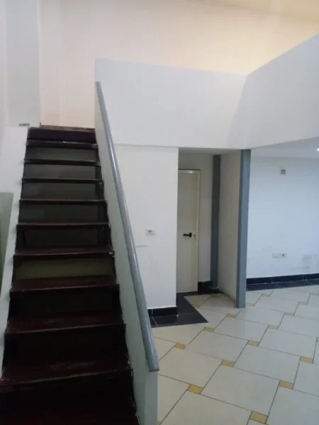 Tirane, jepet me qera ambjent biznesi Kati 1, 60 m² 600 € (qender)