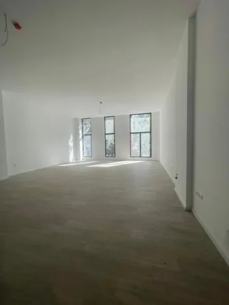 Tirane, shitet dyqan , 63 m² 345.000 € 