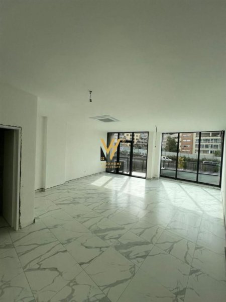 Tirane, jepet me qera zyre Kati 1, 55 m² 1.000 € (LAKE VIEW)