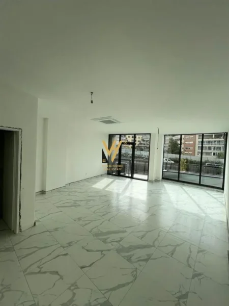 Tirane, jepet me qera zyre Kati 1, 55 m² 1.000 € (LAKE VIEW)