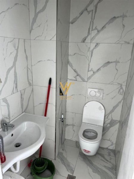 Tirane, jepet me qera zyre Kati 1, 55 m² 1.000 € (LAKE VIEW)
