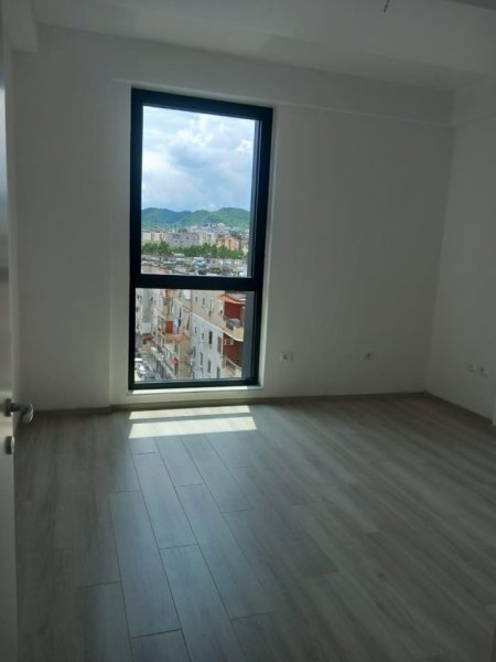 ZYRE ME QIRA 120 M2  900 € (MYSLYM SHYRI)