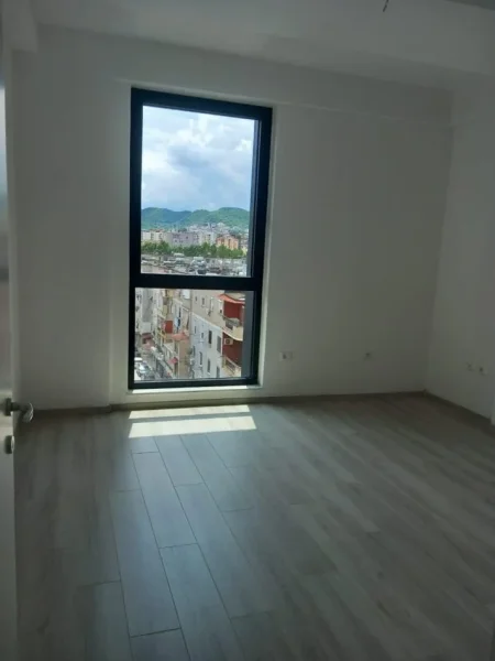 ZYRE ME QIRA 120 M2  900 € (MYSLYM SHYRI)