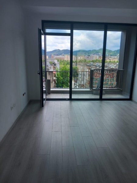 ZYRE ME QIRA 120 M2  900 € (MYSLYM SHYRI)