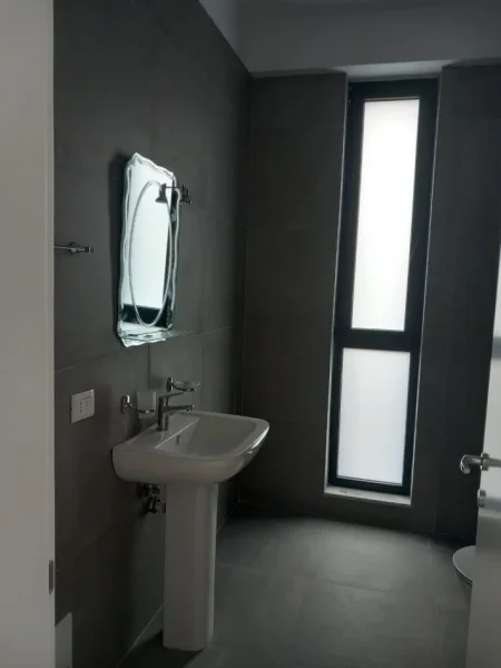 ZYRE ME QIRA 120 M2  900 € (MYSLYM SHYRI)