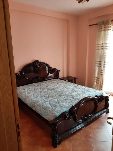 Tirane, jepet me qera apartament 2+1+Ballkon, Cmimi 500 € (Pranë Gjuhëve te Huaja, Rruga Elbasanit,Tiranë)