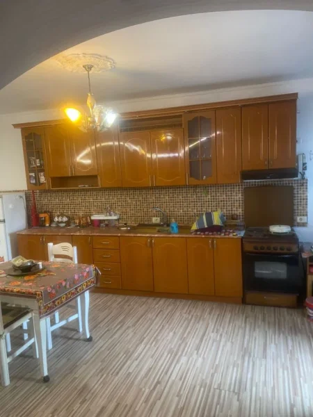 🏠 Jepet me Qera Hyrje Private 2+1  tek Siri Kodra 5 minuta me Stacionin e Trenit , Kati 2, 100 m² 500 €URO