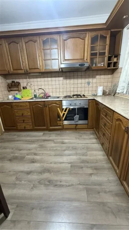 Tirane, jepet me qera apartament 2+1+Ballkon Kati 0, 80 m² 650 € (GJYKATA)