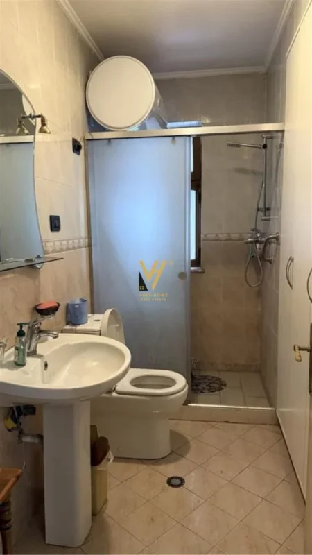 Tirane, jepet me qera apartament 2+1+Ballkon Kati 0, 80 m² 650 € (GJYKATA)