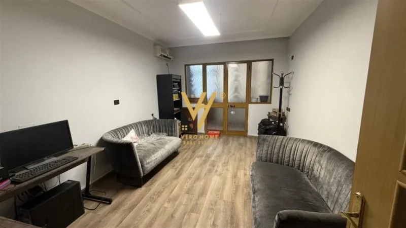 Tirane, jepet me qera apartament 2+1+Ballkon Kati 0, 80 m² 650 € (GJYKATA)